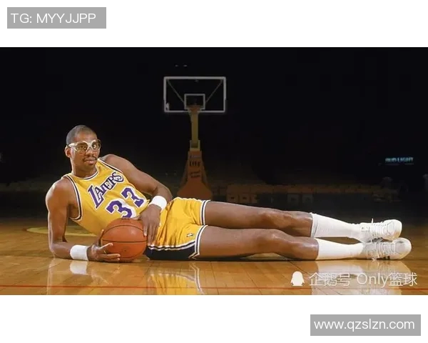 代的湖人王朝中卡里姆阿卜杜尔贾巴尔如何塑造球队核心地位与辉煌历史 代的湖人王朝中卡里姆阿卜杜尔贾巴尔如何塑造球队核心地位与辉煌历史